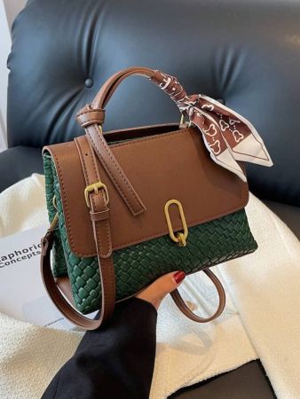 حقيبة يد نسائية كروس بودي على شكل حقيبة تسوق على الكتف بتصميم منسوج ملون عصري