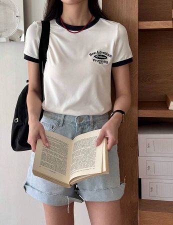 DAZY تي شيرت نسائي كاجوال بأكمام قصيرة وطباعة حرف بتصميم الرقبة المستديرة والألوان المتباينة