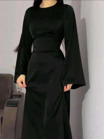 فستان نسائي طويل أنيق ومحتشم بأكمام طويلة