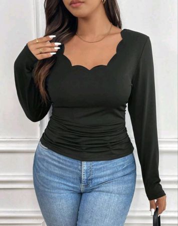 تي شيرت SHEIN Frenchy نسائي مقاس كبير بلون سادة وحافة منحنية وحواف صدفية، خريف/شتاء