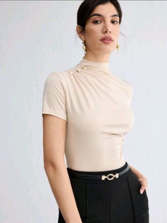 تي شيرت BizChic نسائي بأكمام قصيرة وياقة قائمة ومطوي
