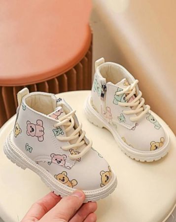 Oversized baby shoes with bear print