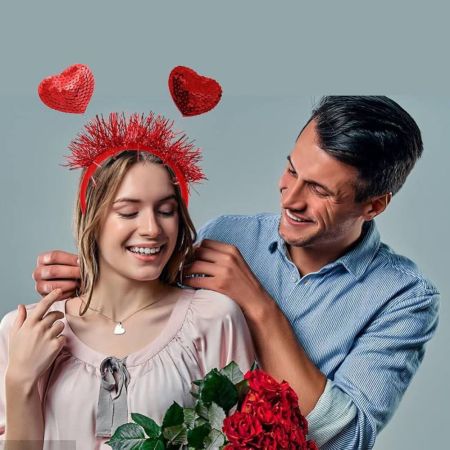 عصابة رأس Xneelo Valentine Heart براقة من الترتر الأحمر اللامع على شكل قلب حب مع شرابات للأذن