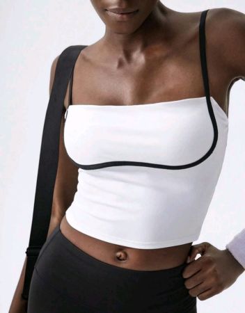 وقمصان نسائية من VARSITIE بخطوط متباينة باللونين الأبيض والأسود