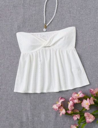 بلوزة شين إي وير بيضاء بأكمام قصيرة وتطريز ملتوي من الأمام