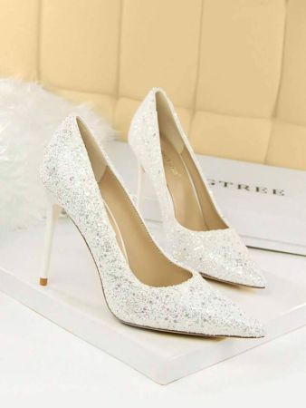 حذاء نسائي بكعب ستيليتو مدبب ومقدمة مدببة مزخرف ببريق، حذاء أبيض لامع جذاب