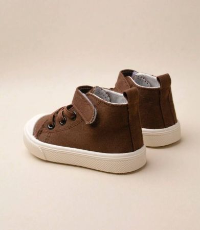 زوج واحد من الأحذية الرياضية اليومية للأولاد، قماش كانفاس بتصميم كاجوال لون البن، مريحة وقابلة للتنفس بإبزيم وحلقة