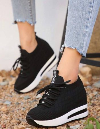 أحذية رياضية نسائية عارضة مع زيادة الارتفاع، تصميم شبكي للتهوية، مثالية للأنشطة الخارجية؛ مع كعب عال داخلي، إغلاق برباطات وجزء علوي محبوك من النسيج