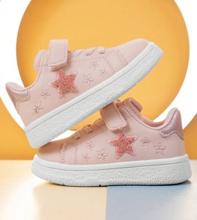 حذاء رياضي أنيق ومتعدد الاستخدامات أبيض للأطفال من الجنسين مزين بتطريز منشفة