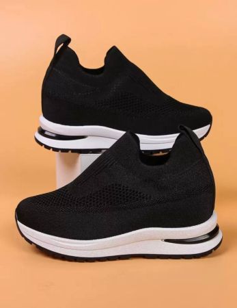 حذاء رياضي نسائي بكعب إسفيني صغير سهل الارتداء مصنوع من نسيج شبكي يسمح بمرور الهواء