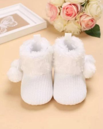 زوج من أحذية الفتيات الرضع بأسلوب بسيط ذات زخرفة صغيرة من الفرو الناعم