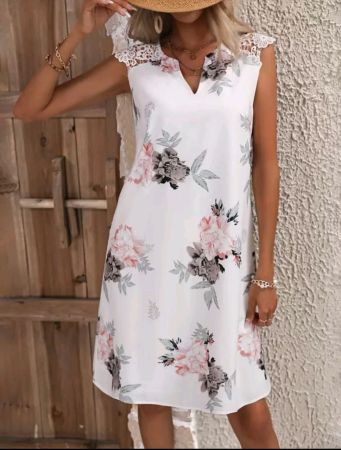 فستان تونيك من SHEIN LUNE بطبعة زهور وجزء من الدانتيل المزخرف بفتحة رقبة مدببة