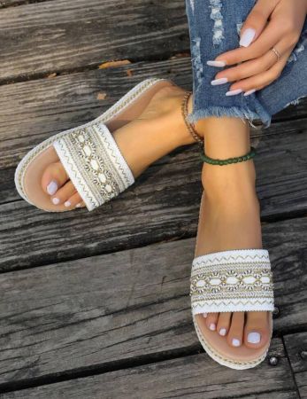 صنادل بمنصة محبوكة رجعية بأطراف مفتوحة ونعل سميك للنساء باللون الأبيض