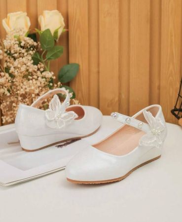 حذاء الأميرة بكعب مزخرف باللؤلؤ الأبيض للفتيات