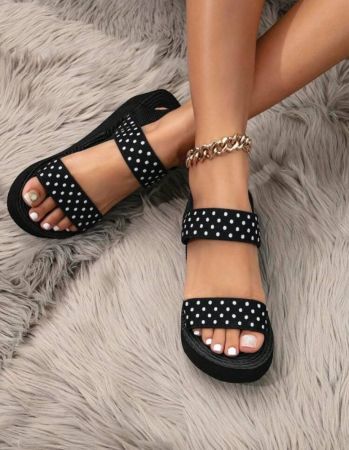 صنادل شاطئ أنيقة بنقاط سوداء وكعب إسفيني وكعب سميك للأنشطة الخارجية