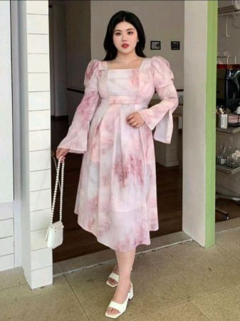 فستان Dazy Petite Plus مقاس كبير برقبة مربعة وأكمام طويلة بتصميم رائع ومصبوغ بالربطة