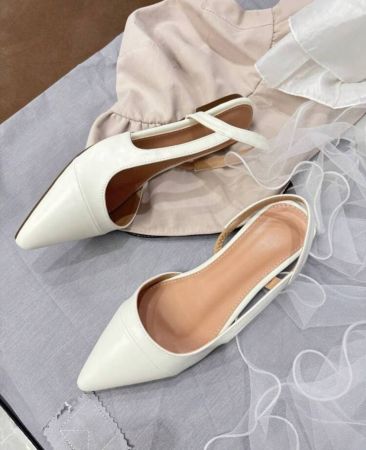 أحذية مسطحة بيضاء بسيطة جدًا، تصميم من جلد اصطناعي مريح، منظر أنيق، مناسبة للمراهقين، للارتداء اليومي والمناسبات الرسمية، صالحة لكل الفصول