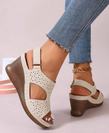 صنادل عالية الكعب بنمط قطع الليزر لعام 2025 مع حزام كاحل بإبزيم