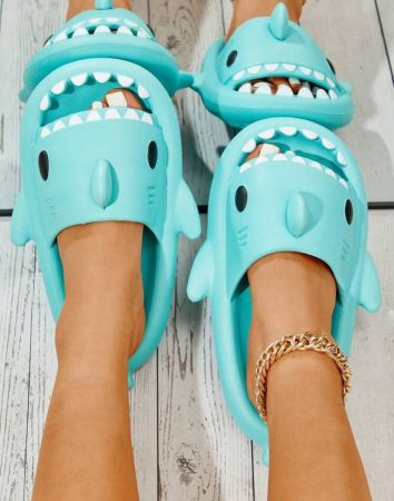 صنادل شاطئية مصممة برسمة سمكة قرش ممتعة بإطار زحاف للنساء.