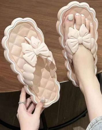 زوج من صنادل الصيف ذات شكل البتلات بالطراز الجنوني لارتداء في الخارج مع نعل ناعم مضاد للإنزلاق، كالخطو على السحاب، مثالي لارتداء في الشاطئ