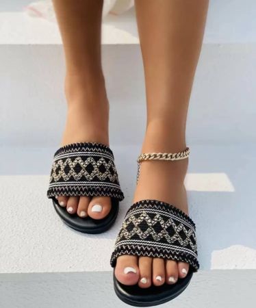 حذاء صنادل بسيطة وخفيفة للسيدات ذات طراز بوهيمي مفتوح الأصابع مناسب للداخلي والخارجي والشاطئ في ربيع وصيف 2025