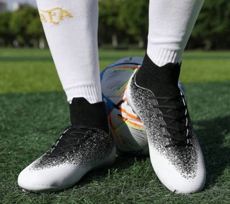 حذاء كرة القدم للرجال من نمط وحيد القطعة بخامة صناعية للعب على أرضية العشب الاصطناعي مع شفرات رونالدو و أسياخ طويلة للتدريب