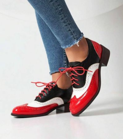 أحذية نسائية أكسفورد مسطحة بأسلوب بريطاني عتيق وجلد صغير وكعب سميك مع تصميم ربط الحذاء بالأربطة وتصميم كتلة الألوان