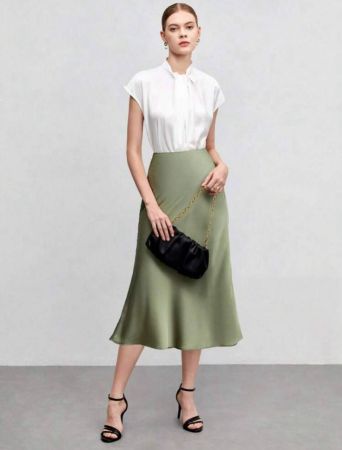 BizChic تنورة نسائية قصيرة بخط A، لون أحادي، ملمس الساتان، تنورة أنيقة للارتداء في المكتب