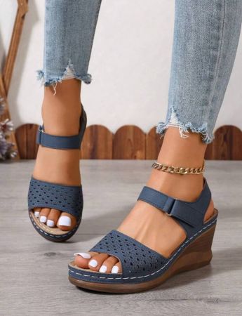 صنادل مريحة ذات كعب سميك و منصة ، بنقش مقطوع بليزر وحزام إبزيم منفرد ، موديل جديد لعام 2025