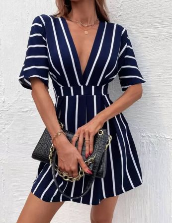 SHEIN Clasi فستان مخطط ياقة مغرق بتفاصيل مثني