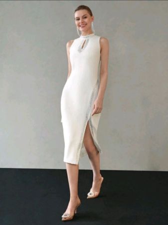 فستان MOTF PREMIUM بفتحة رقبة على شكل مفتاح وتفاصيل حجر الراين وفتحة فخذ