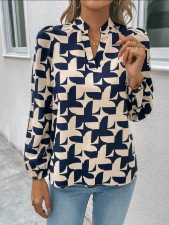 بلوزة إيمري روز بطبعة كاملة وفتحة رقبة مدببة