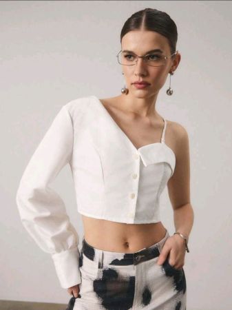 بلوزة قصيرة سادة من SURIMA بأزرار أمامية وأكتاف غير متماثلة، وقمصان بأكمام طويلة