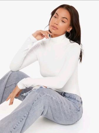 تي شيرت SHEIN BASICS سادة بأكمام طويلة وياقة عالية وقصة ضيقة من نسيج مضلع