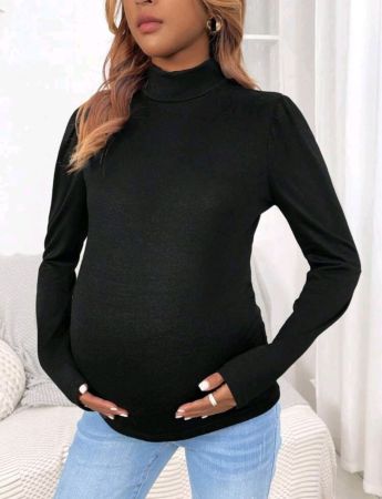 تي شيرت شي إن للحوامل بياقة عالية ونمط سادة