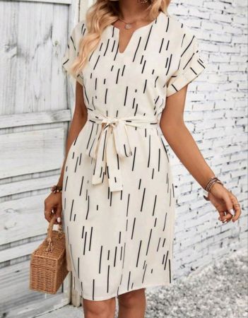 فستان SHEIN LUNE بطبعة كاملة وفتحة رقبة مدببة وأكمام خفاش وحزام