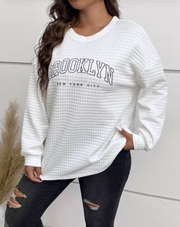 تي شيرت Calvaya Plus مطبوع عليه حروف جرافيكية وكتف منسدل - تي شيرتات جرافيكية للنساء