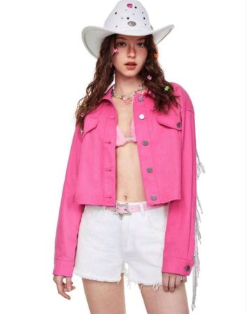 مجموعة أزياء مهرجان الربيع من SHEINNeu، سترة جينز وردية اللون مزينة بشعار النجمة والترتر