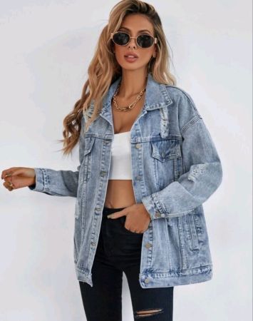 جاكيت جينز أزرق من SHEIN بأزرار فرنسية وجيوب أمامية وكتف منسدل