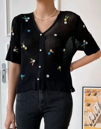 بلوزة DAZY المحبوكة الأمامية المطرزة باللؤلؤ والزهور