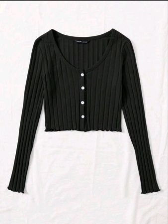 تي شيرت شين إي وير بفتحة رقبة على شكل حرف U وأكمام طويلة وأزرار أمامية وحواف من الخس من نسيج مضلع