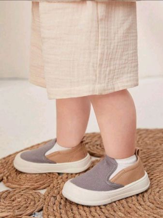 حذاء قماشي مريح سهل الارتداء للأولاد الصغار من Cozy Pixies بألوان متعددة للأنشطة الخارجية