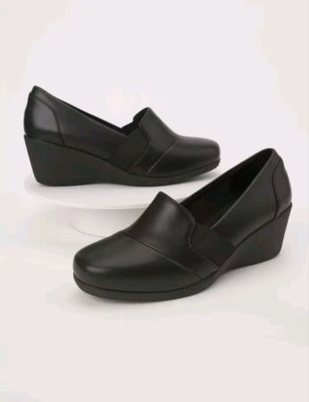 حذاء بكعب إسفيني سهل الارتداء مزين بشريط مطاطي، لون أسود عصري للنساء