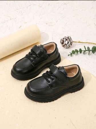 زوج واحد من أحذية المدرسة المسطحة باللون الأسود غير اللامع للأولاد على الطراز البريطاني لجميع المواسم، مناسبة للمدرسة والمناسبات الرسمية، مصنوعة من جلد البولي يوريثان