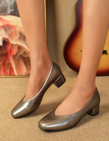 حذاء عمل نسائي مريح ذو مقدمة مربعة وقصة منخفضة وكعب سميك وقاعدة ناعمة