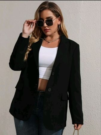 سترة SHEIN Franclia Plus سادة مع أزرار أمامية وتفاصيل غطاء