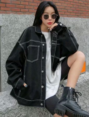 جاكيت جينز DAZY بكتف منسدل وطبعة جرافيكية وأحرف مطبوعة