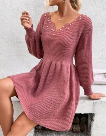 فستان صوف بأكمام فانوس وفتحة رقبة مدببة ومزين باللؤلؤ من SHEIN Clasi لملابس رأس السنة