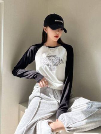 تي شيرت DAZY بأكمام راجلان ورسومات جرافيكية بأحرف متباينة