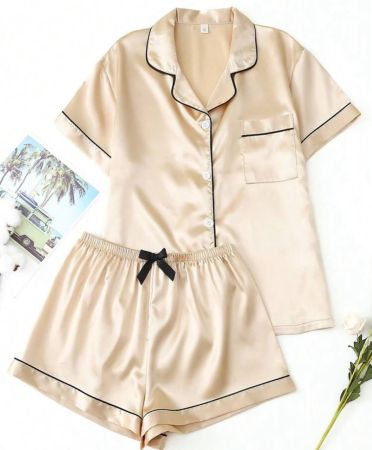 طقم بيجاما من القطيفة, ملابس علوية بياقة إلى الأسفل وشورت بفيونكة، ملابس نوم وملابس مرتاحة للنساء